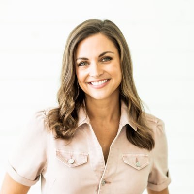 Photo of Paula Faris